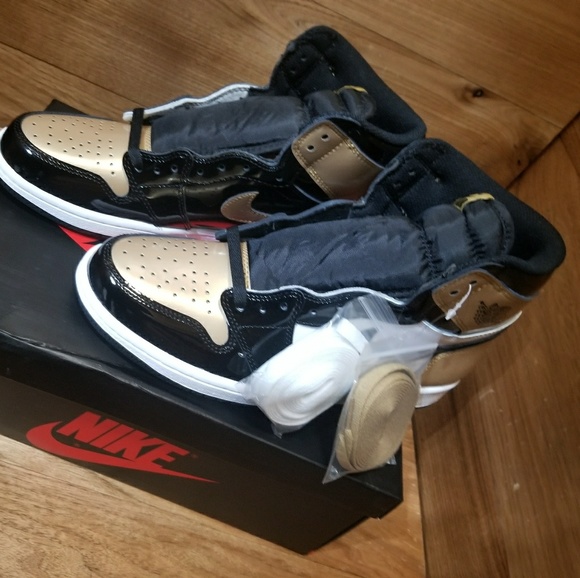 Air Jordan Retro 1 NRG Gold Toe - Picture 2 of 3